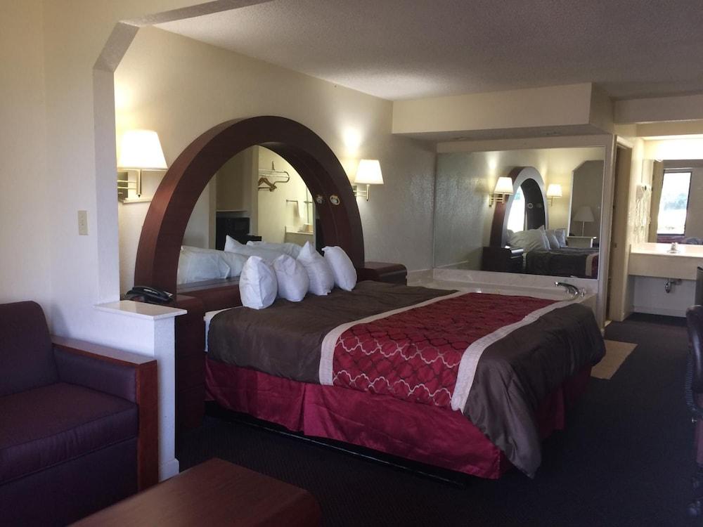 Luxury Inn & Suites Selma Bagian luar foto