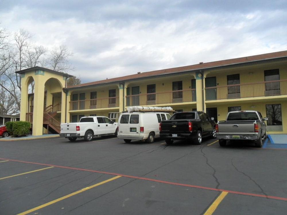 Luxury Inn & Suites Selma Bagian luar foto