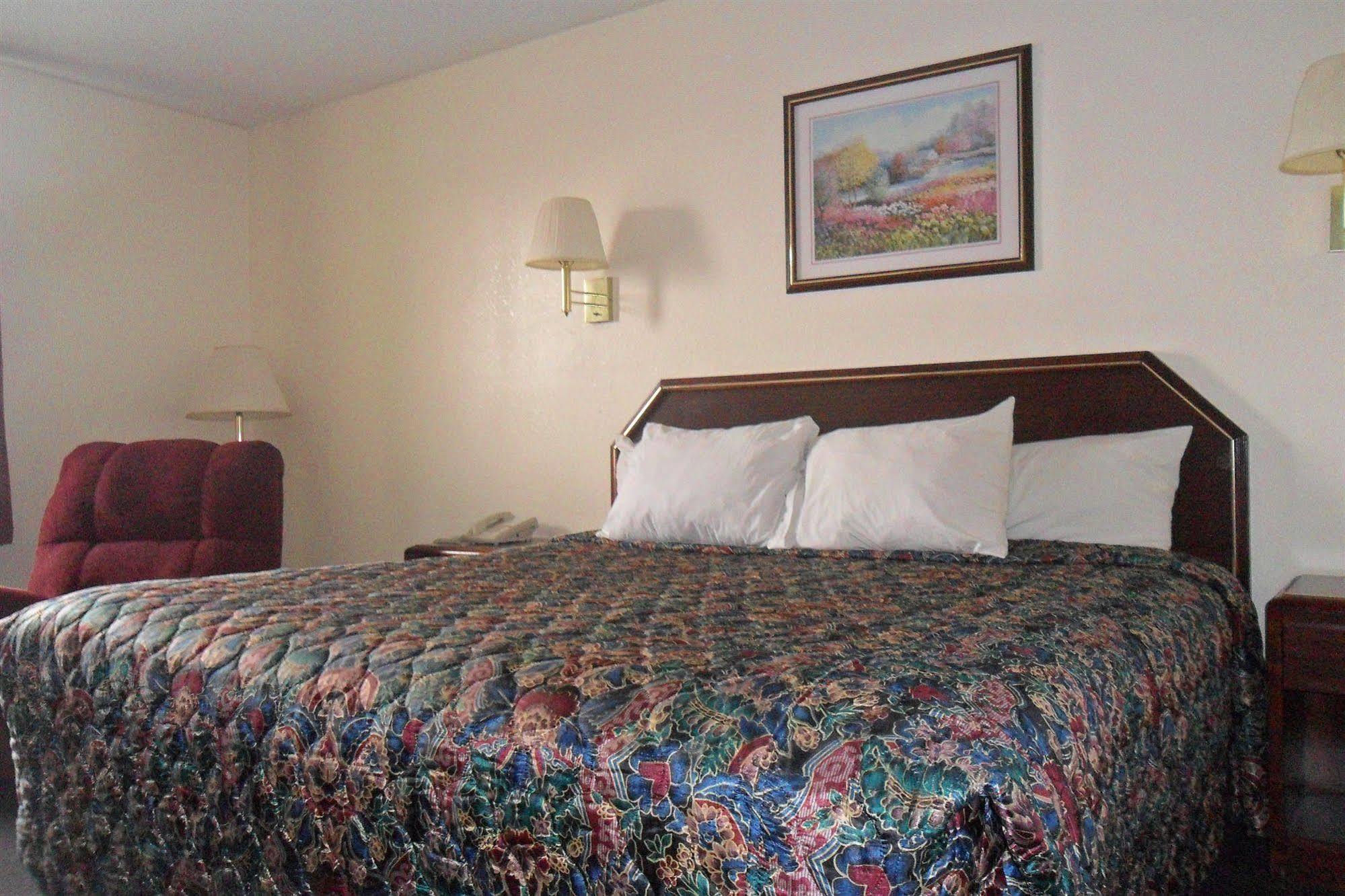 Luxury Inn & Suites Selma Bagian luar foto