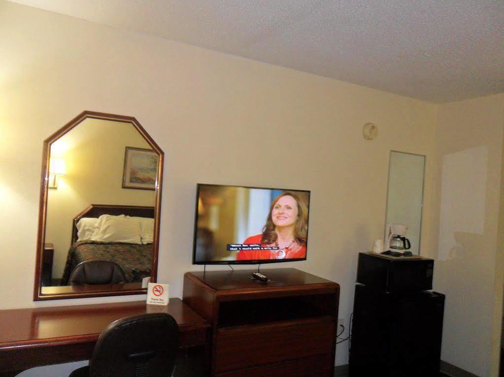 Luxury Inn & Suites Selma Bagian luar foto