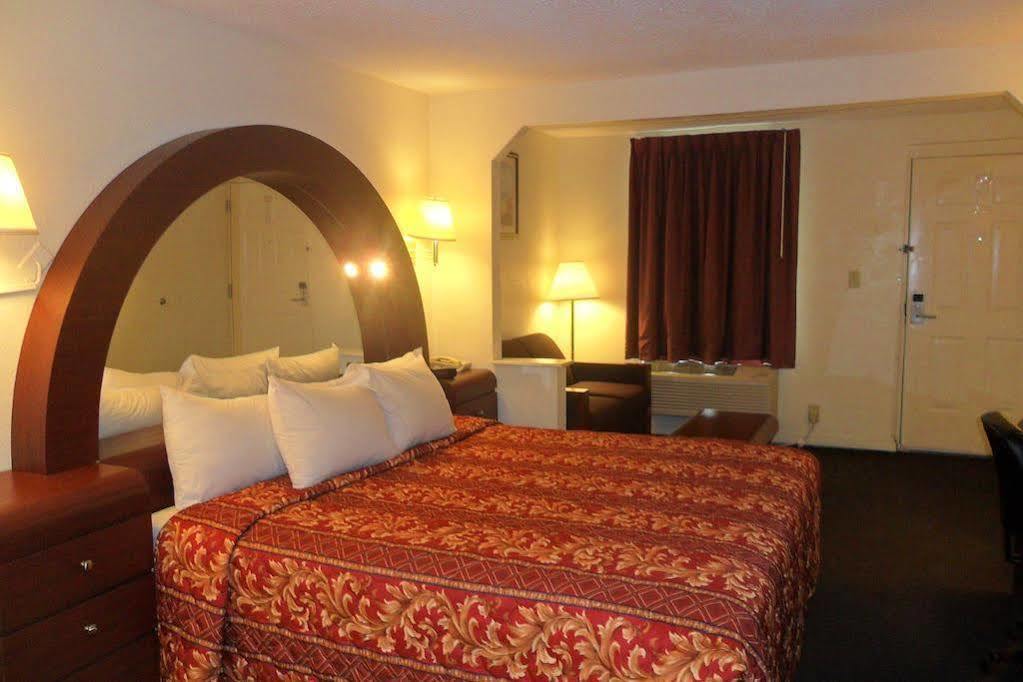 Luxury Inn & Suites Selma Bagian luar foto